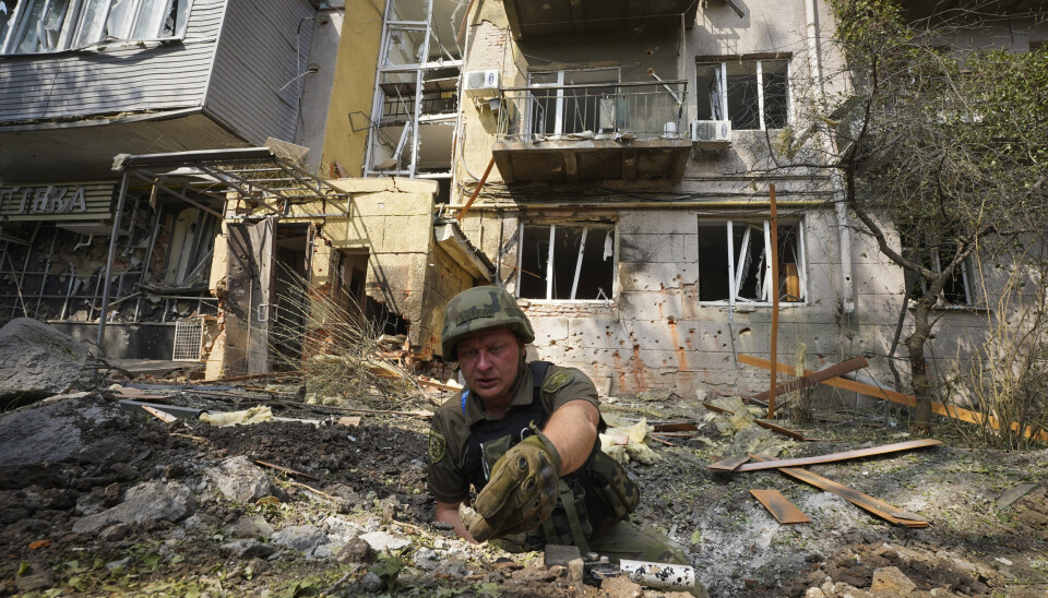 NEDSLAG: En ukrainsk soldat i krateret etter et nedslag i Kharkiv i slutten av august. Det har rast harde kamper rundt byen øst i Ukraina. NEDSLAG: En ukrainsk soldat i krateret etter et nedslag i Kharkiv i slutten av august. Det har rast harde kamper rundt byen øst i Ukraina.