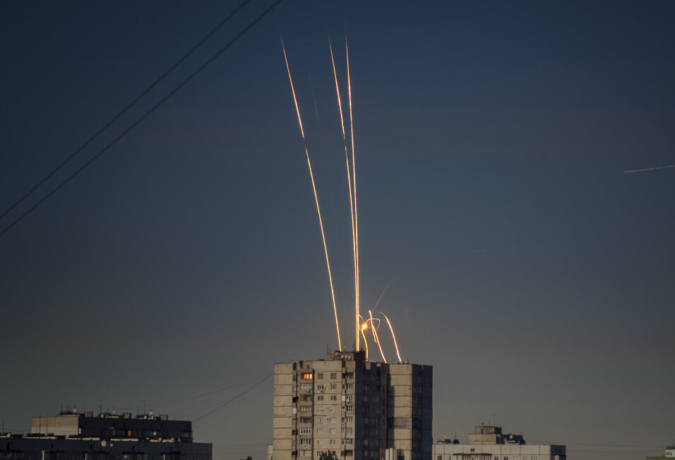 Raketter: Russiske raketter kan ses over bygninger i Kharkiv i Ukraina tidlig fredag morgen.