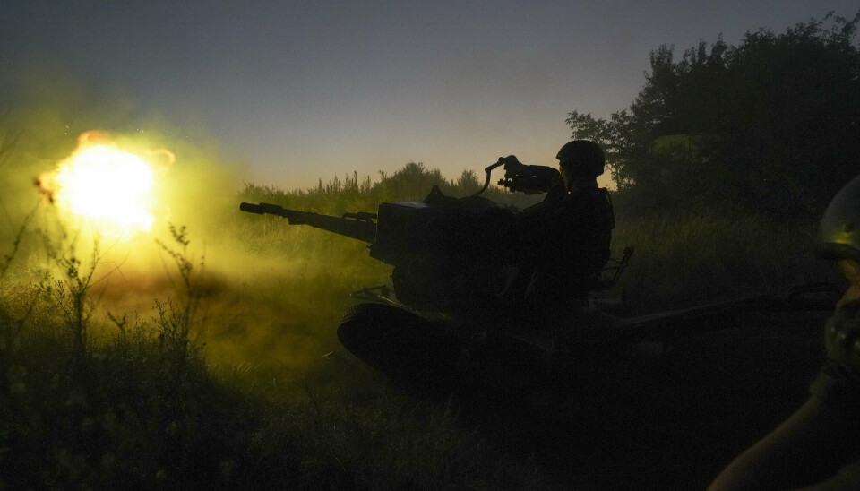 ANGREP: Ukrainske soldater fyrer av mot russiske stillinger i Kharkiv-regionen i august.