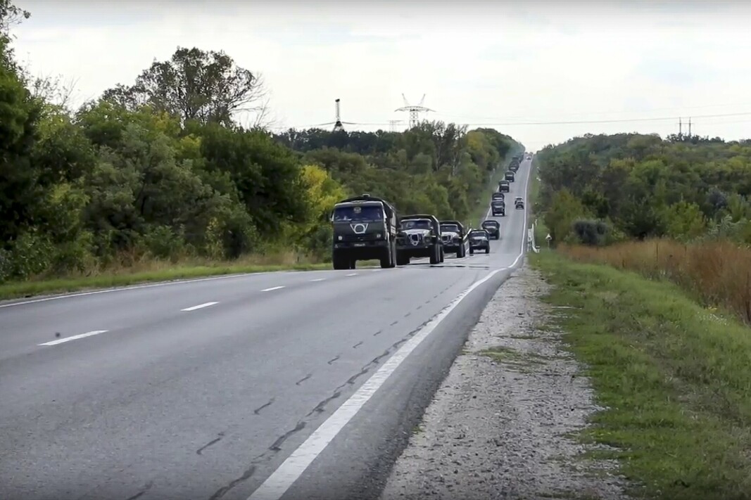 FORSTERKNINGER: Et bilde gitt ut av det russiske forsvarsdepartementet fredag viser det som skal være forsterkninger på vei til Kharkiv-området. Lørdag kom meldingen om at Russland trekker styrker ut av regionen.