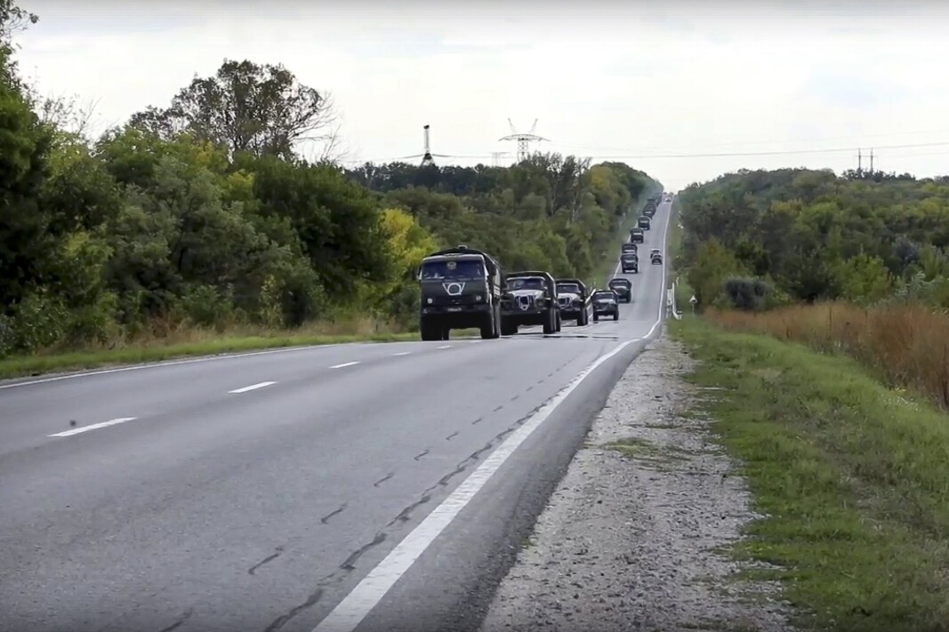 FORSTERKNINGER: Et bilde gitt ut av det russiske forsvarsdepartementet fredag viser det som skal være forsterkninger på vei til Kharkiv-området. Lørdag kom meldingen om at Russland trekker styrker ut av regionen. FORSTERKNINGER: Et bilde gitt ut av det russiske forsvarsdepartementet fredag viser det som skal være forsterkninger på vei til Kharkiv-området. Lørdag kom meldingen om at Russland trekker styrker ut av regionen.