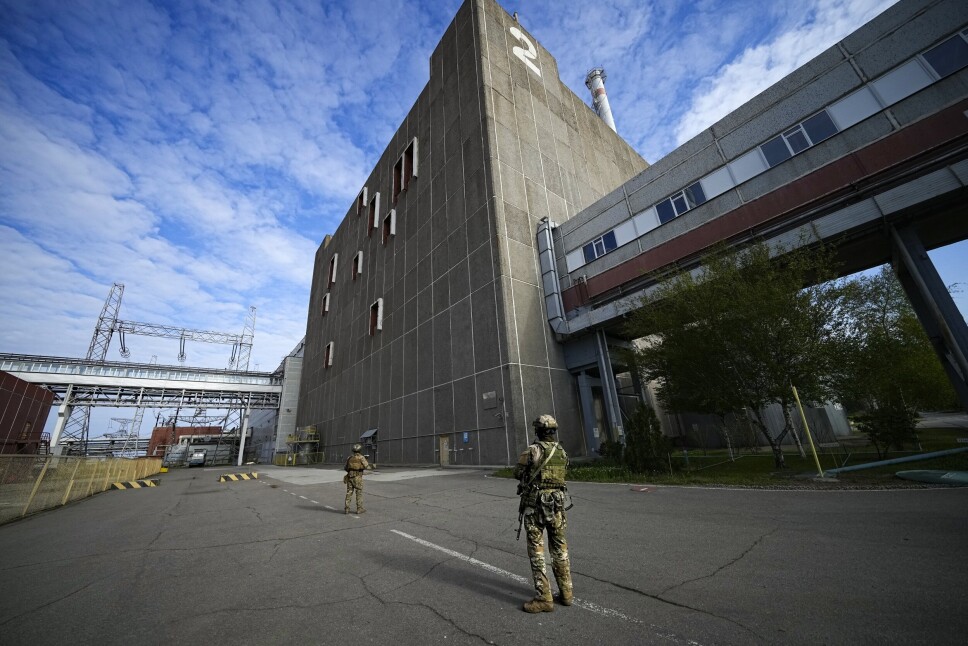 REAKTOR: Russiske soldater ved atomkraftverket Zaporizjzja, sørøst i Ukraina, tidligere i år.