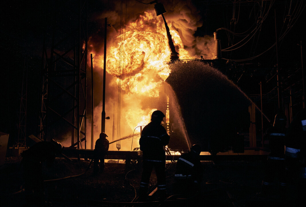 BRANN: Brannmannskaper kjemper mot en brann i et kraftverk i Kharkiv som skal ha blitt angrepet av russiske styrker.