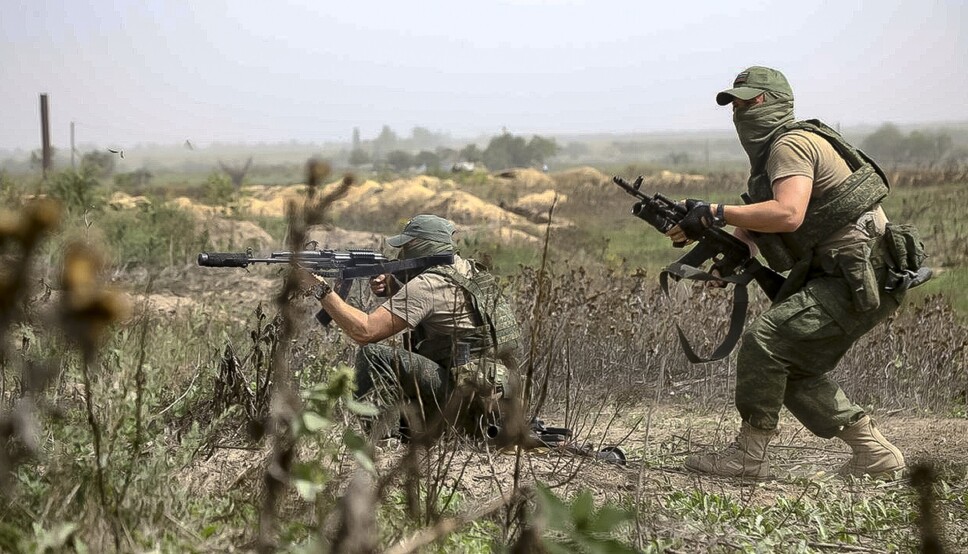 TREKKER TILBAKE: Russiske fallskjermjegere under et oppdrag i Ukraina 8. september 2022.