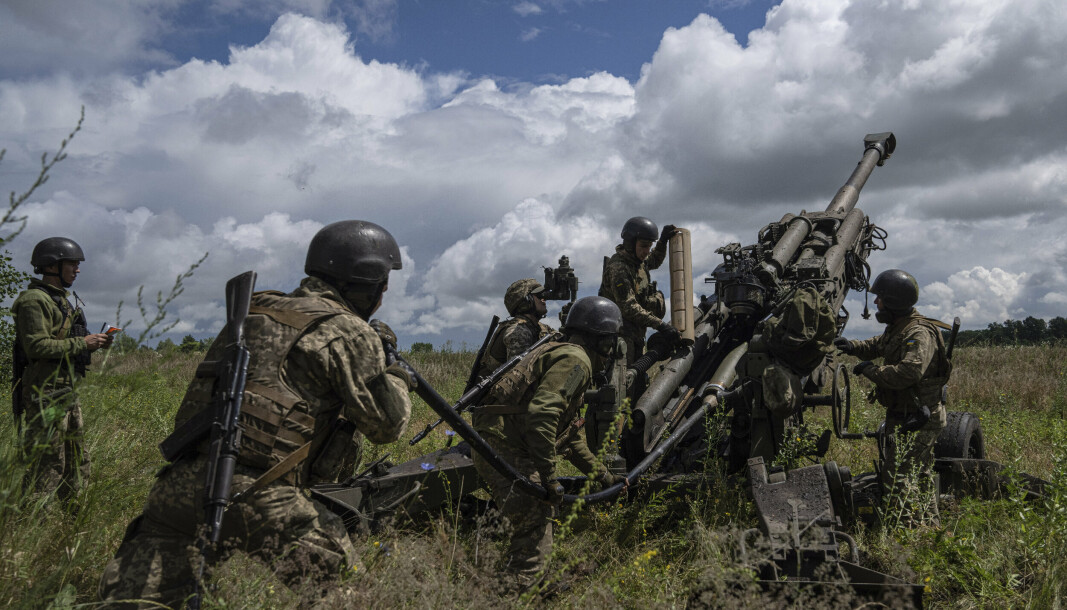 VÅPEN FRA USA: Ukrainske styrker i Kharkiv-regionen gjør seg klar til å avfyre missiler med en M777 haubits-kanon som de har fått fra USA. Våpenleveranser fra Vesten har bidratt til å øke den militære kapasiteten til det ukrainske forsvaret.