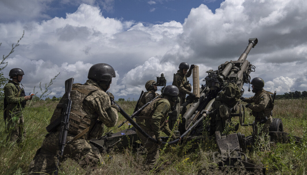 VÅPEN FRA USA: Ukrainske styrker i Kharkiv-regionen gjør seg klar til å avfyre missiler med en M777 haubits-kanon som de har fått fra USA. Våpenleveranser fra Vesten har bidratt til å øke den militære kapasiteten til det ukrainske forsvaret. VÅPEN FRA USA: Ukrainske styrker i Kharkiv-regionen gjør seg klar til å avfyre missiler med en M777 haubits-kanon som de har fått fra USA. Våpenleveranser fra Vesten har bidratt til å øke den militære kapasiteten til det ukrainske forsvaret.