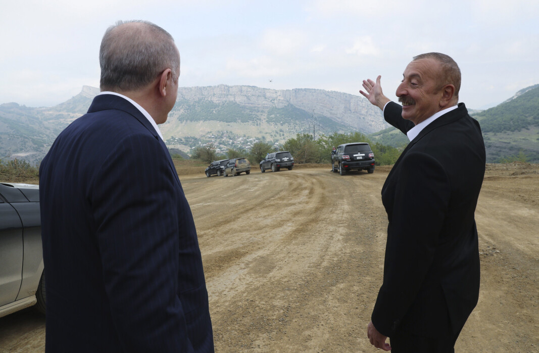 SHUSHA: Aserbajdsjans president Ilham Alijev peker i retning av byen Shusha for Tyrkias president Recep Tayyip Erdogan under et besøk i juni 2021. Aserbajdsjan tok tilbake byen fra Armenia i 2020. SHUSHA: Aserbajdsjans president Ilham Alijev peker i retning av byen Shusha for Tyrkias president Recep Tayyip Erdogan under et besøk i juni 2021. Aserbajdsjan tok tilbake byen fra Armenia i 2020.
