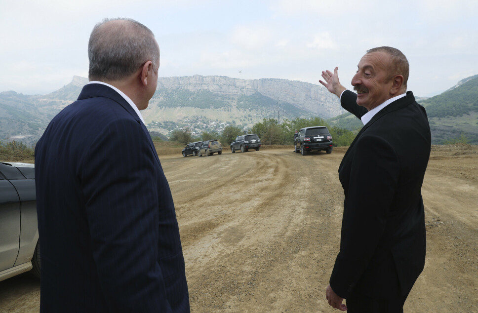 SHUSHA: Aserbajdsjans president Ilham Alijev peker i retning av byen Shusha for Tyrkias president Recep Tayyip Erdogan under et besøk i juni 2021. Aserbajdsjan tok tilbake byen fra Armenia i 2020.