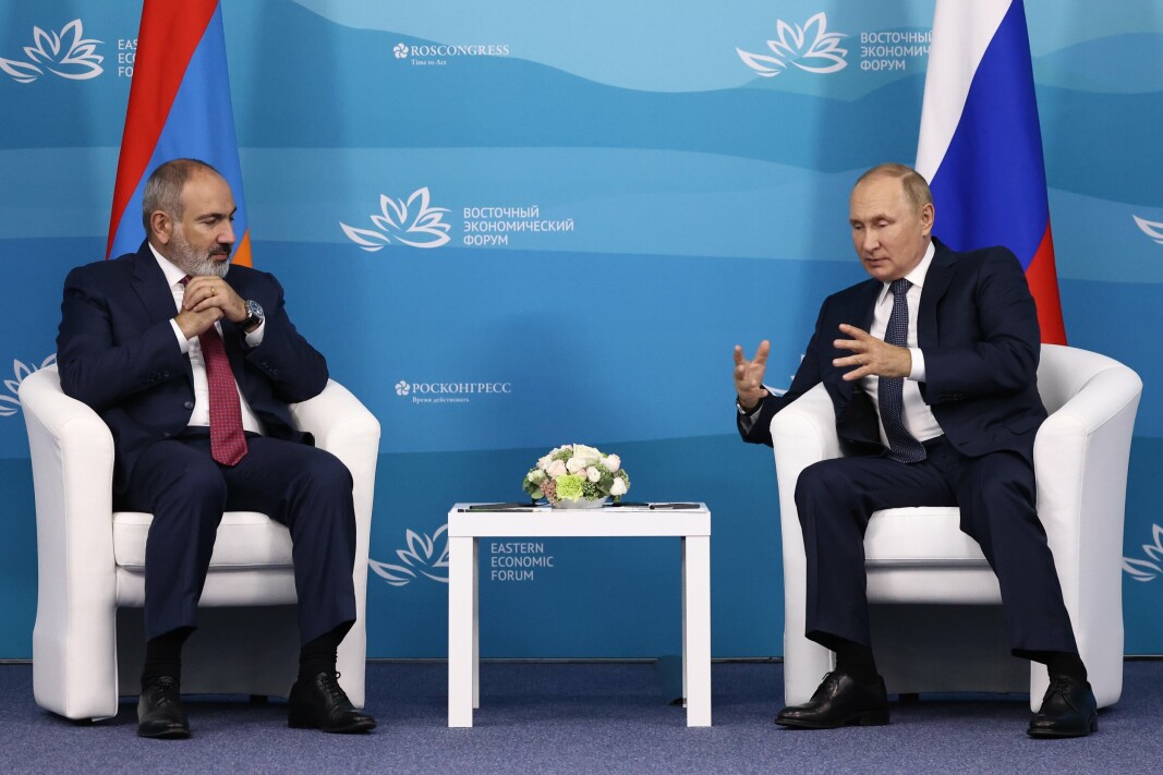 MØTTES: Armenias statsminister Nikol Pasjinian møtte Russlands president Vladimir Putin i september.