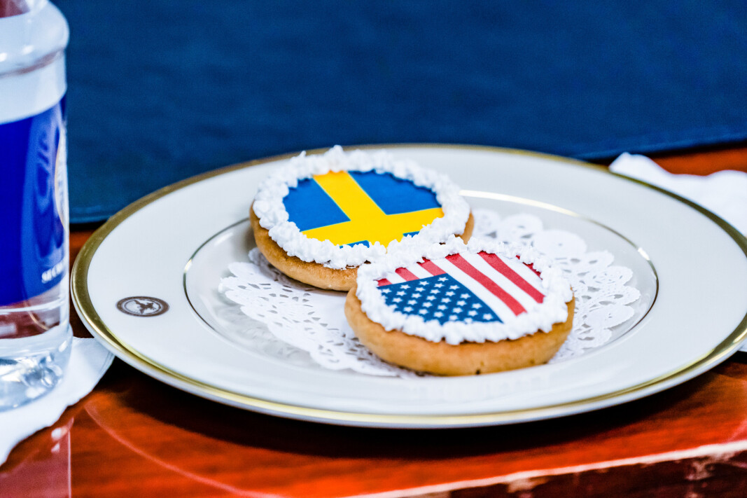 KAKE VRS KAKEBU: USA + Sverige = sant. Med Russland i kakebu for annekteringen av Krim har amerikanere og svensker inngått en rekke forsvars- og sikkerhetspolitiske avtaler. Under eventuelt ble småkaker flagget som tema da de to lands forsvarsministre møttes i Pentagon i mai. KAKE VRS KAKEBU: USA + Sverige = sant. Med Russland i kakebu for annekteringen av Krim har amerikanere og svensker inngått en rekke forsvars- og sikkerhetspolitiske avtaler. Under eventuelt ble småkaker flagget som tema da de to lands forsvarsministre møttes i Pentagon i mai.