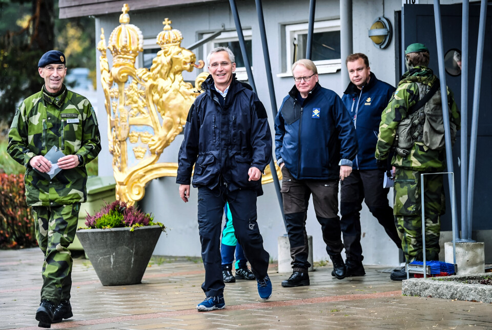 JOGGER: Fra turbotempo for å få Sverige og Finland raskt godkjent som Nato-medlem har generalsekretær Jens Stoltenberg skiftet til joggesko etter Tyrkias krav. Søkerlandenes forsvarsministre Peter Hultqvist (med høyre hånd i lommen) og Annti Kaikkonen holder den nye takten. Til venstre for norsken, svensken og finnen går Sveriges forsvarssjef, Michael Bydén.