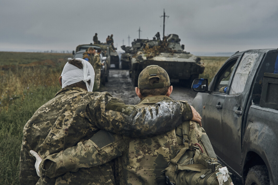SÅRET: Som ventet lider også ukrainerne tap i sin offensiv. En ukrainsk soldat hjelper en såret kamerat. SÅRET: Som ventet lider også ukrainerne tap i sin offensiv. En ukrainsk soldat hjelper en såret kamerat.