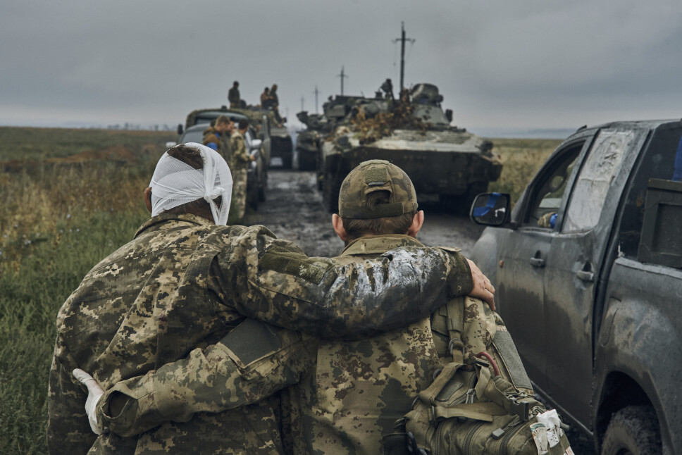 SÅRET: Som ventet lider også ukrainerne tap i sin offensiv. En ukrainsk soldat hjelper en såret kamerat.