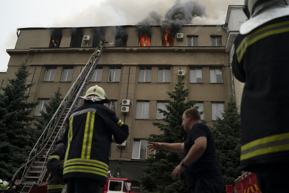 BRANN: Russland angriper stadig sivil infrastruktur i Ukraina, her en politibygning i Kharkiv.