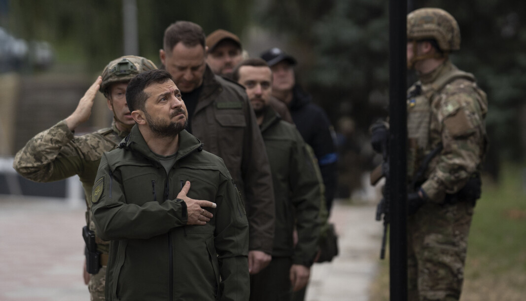 HEISTE FLAGGET: Ukrainas president Volodymyr Zelenskyj deltok i en flaggheisingsseremoni i Izium, som nå er tatt tilbake av Ukraina etter et halvt års okkupasjon. HEISTE FLAGGET: Ukrainas president Volodymyr Zelenskyj deltok i en flaggheisingsseremoni i Izium, som nå er tatt tilbake av Ukraina etter et halvt års okkupasjon.