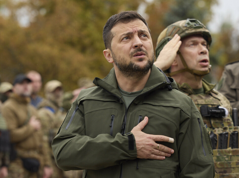 GJENEROBRET: Med hånden på hjertet sang president Volodymyr Zelenskyj nasjonalsangen mens det ukrainske flagget ble heist over gjenerobrede Izium onsdag 14. september 2022.
