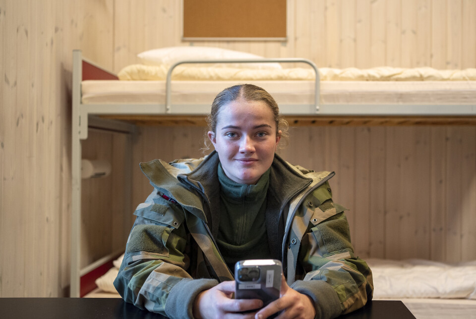 TELEFORFORBOD: Alle mobiltelefonar må leggjast igjen på rommet i leir før oppdraget langs grensa startar. Det kan skape praktiske utfordringar – som å svare på studieplass for eksempel. Sofie Mellgren har derfor blitt køyrd tilbake til leir for å svare Samordna opptak.