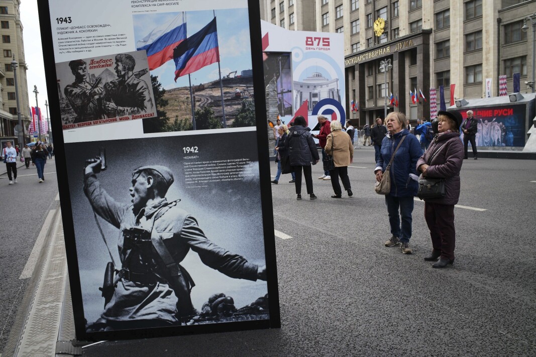 SOVJETHELTER: Russere går forbi gater med bilder av sovjethelter fra andre verdenskrig i en gate nær Duma-bygningen i Moskva. SOVJETHELTER: Russere går forbi gater med bilder av sovjethelter fra andre verdenskrig i en gate nær Duma-bygningen i Moskva.