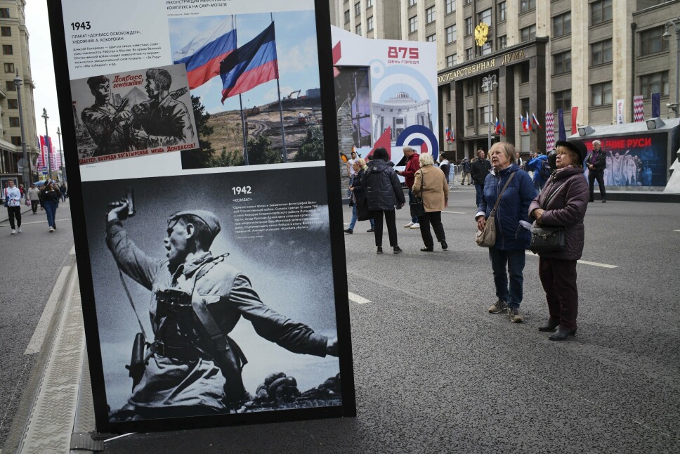 SOVJETHELTER: Russere går forbi gater med bilder av sovjethelter fra andre verdenskrig i en gate nær Duma-bygningen i Moskva.