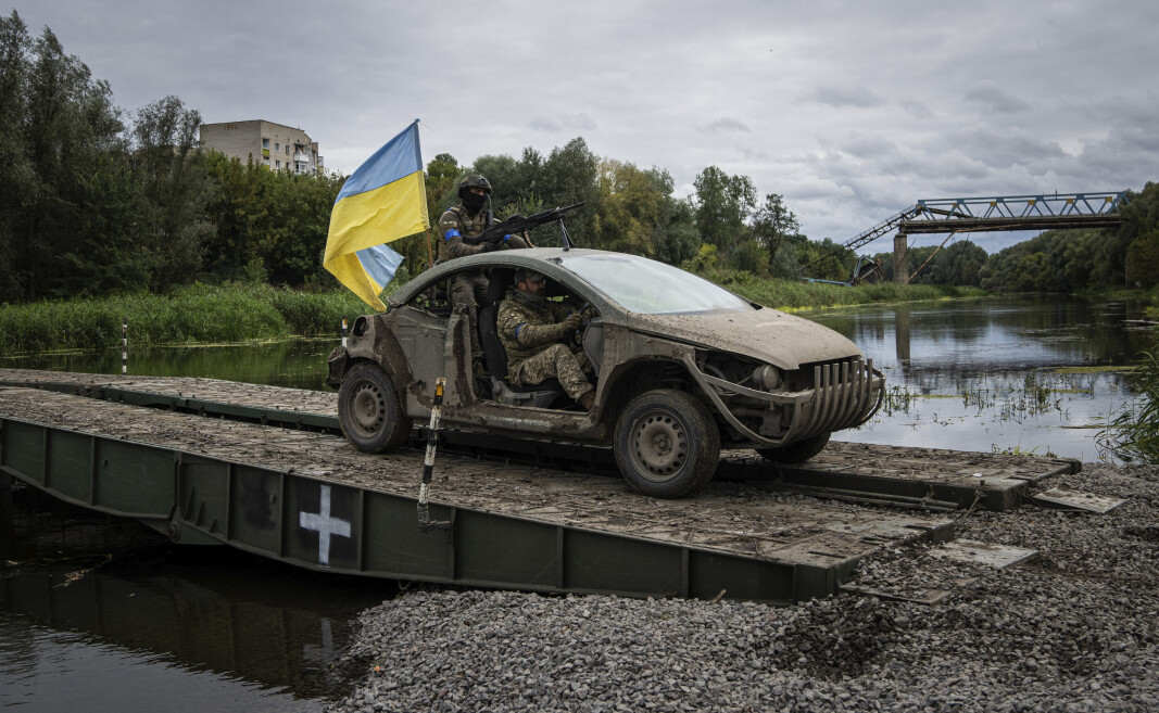 IZIUM: Ukrainske soldater med et ukrainsk flagg på en provisorisk bru over elva Donets ved gjenerobrede Izium. IZIUM: Ukrainske soldater med et ukrainsk flagg på en provisorisk bru over elva Donets ved gjenerobrede Izium.