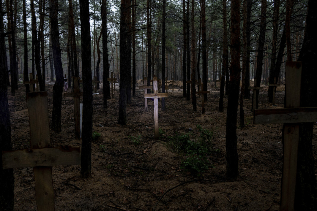 SKOG: Massegraven ble funnet i en skog utenfor Izium torsdag. En norsk etterretningsekspert tror det kan være lignende massegraver i flere av de ukrainske byene som har kommet under russisk kontroll siden krigen brøt ut.