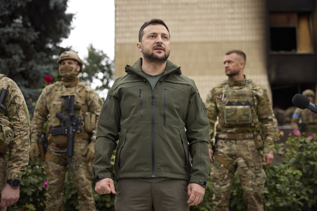 DØD OVERALT: Ukrainas president Volodymyr Zelenskyj besøkte Izium onsdag. Han sier om funnet av massegraven at Russland «etterlater seg død overalt». DØD OVERALT: Ukrainas president Volodymyr Zelenskyj besøkte Izium onsdag. Han sier om funnet av massegraven at Russland «etterlater seg død overalt».