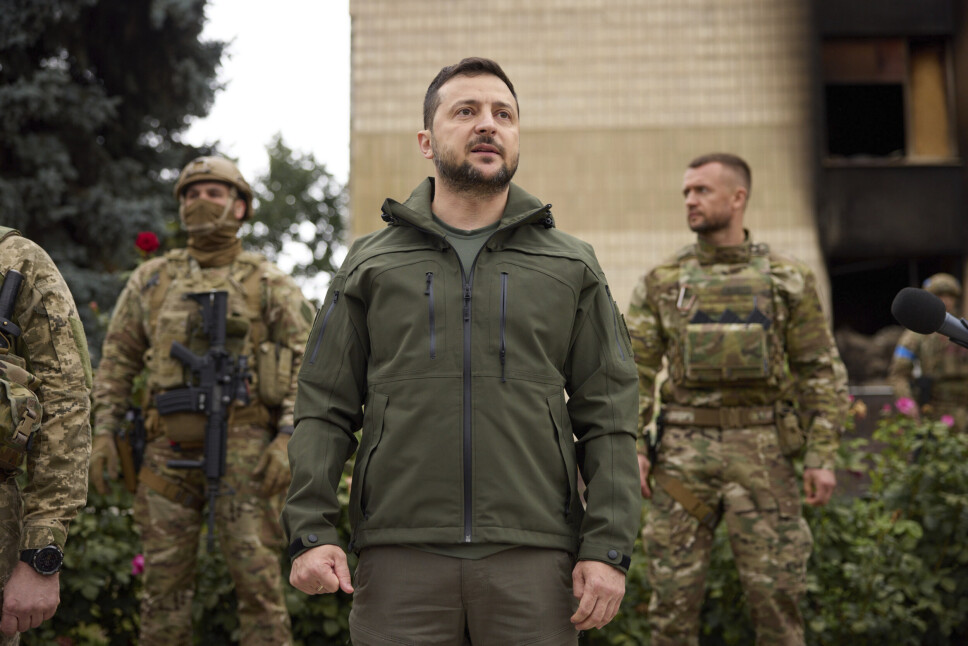 DØD OVERALT: Ukrainas president Volodymyr Zelenskyj besøkte Izium onsdag. Han sier om funnet av massegraven at Russland «etterlater seg død overalt».