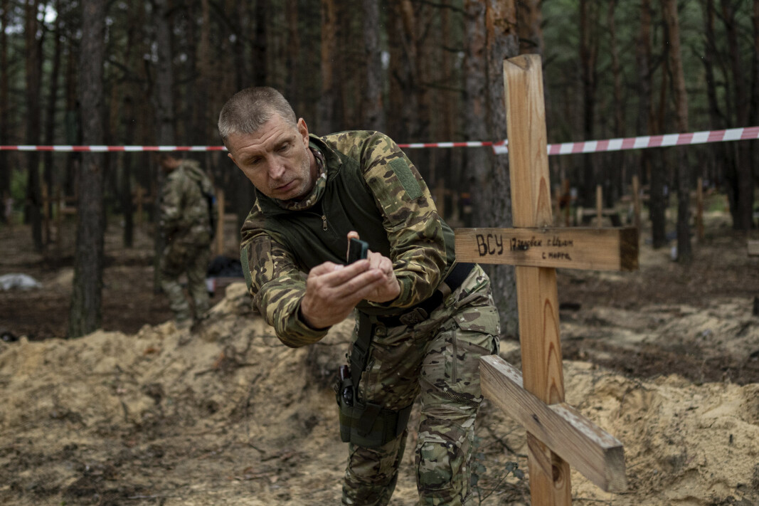 FILMER: Oleg Kotenko, som leder Ukrainas kommisjon for savnede personer, filmer en grav der en ukrainsk soldat ligger begravet. FILMER: Oleg Kotenko, som leder Ukrainas kommisjon for savnede personer, filmer en grav der en ukrainsk soldat ligger begravet.