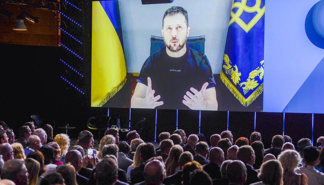 TALER: Siden Russlands invasjon av Ukraina i februar, har Zelenskyj laget flere videoappeller til FNs sikkerhetsråd, senest i august. Her taler han til ONS (Offshore Northern Seas) i Stavanger i slutten av august. TALER: Siden Russlands invasjon av Ukraina i februar, har Zelenskyj laget flere videoappeller til FNs sikkerhetsråd, senest i august. Her taler han til ONS (Offshore Northern Seas) i Stavanger i slutten av august.