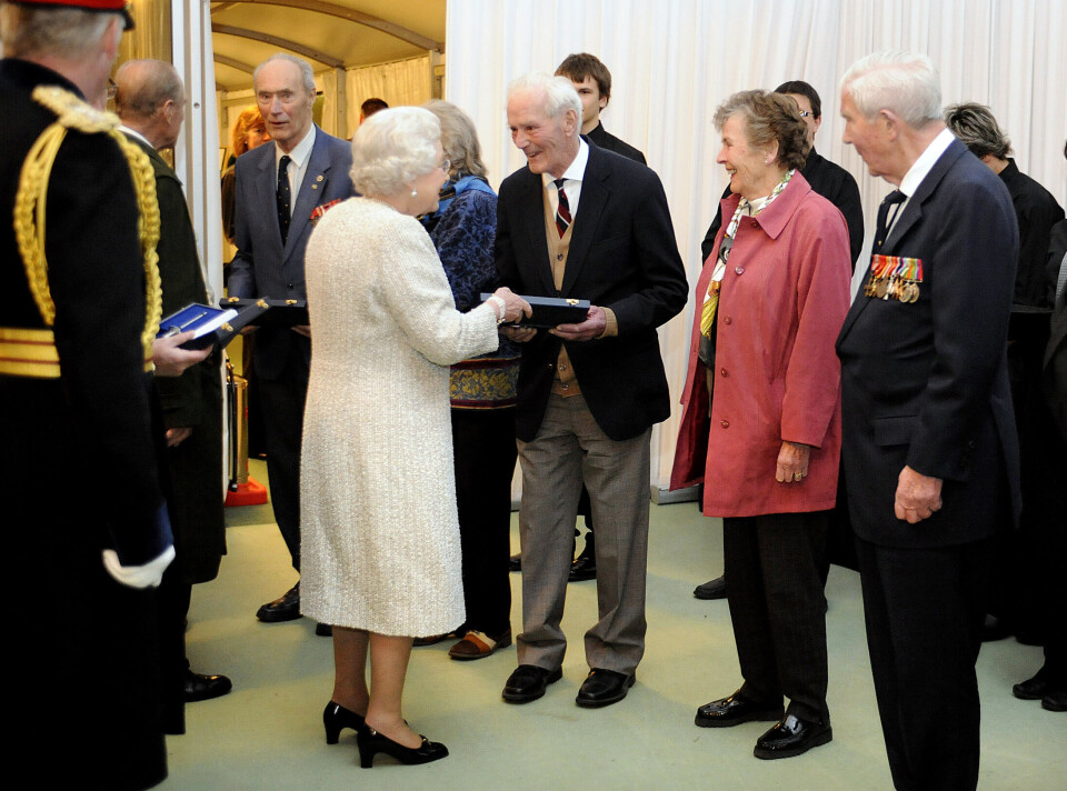 HEDRET NORSKE VETERANER: Møtet med dronning Elizabeth II ble høydepunkt og en uforglemmelig opplevelse for veteranene som deltok på Veteranturen til England i 2010. Prins Philip i samtale med Joachim Rønneberg lengst til venstre, dronning Elizabeth overrekker gave til Wilhelm Mohr og med Inge Steensland lengst til høyre.