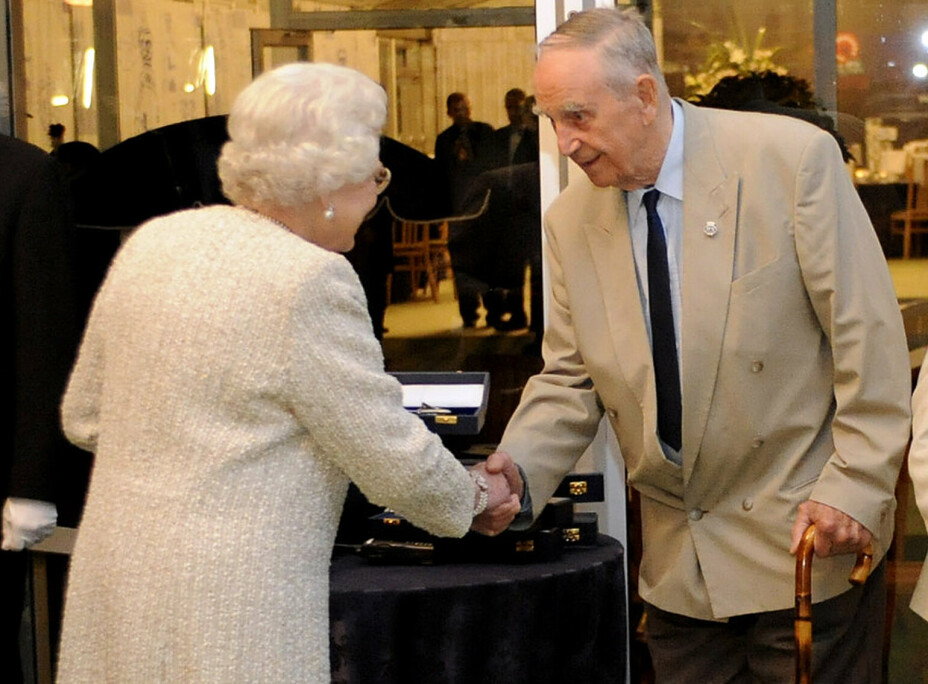 KRIGSSEILER: Dronning Elizabeth hilser på krigsseiler og skytter Ingvald Wahl på Windsor Castle i 2010.