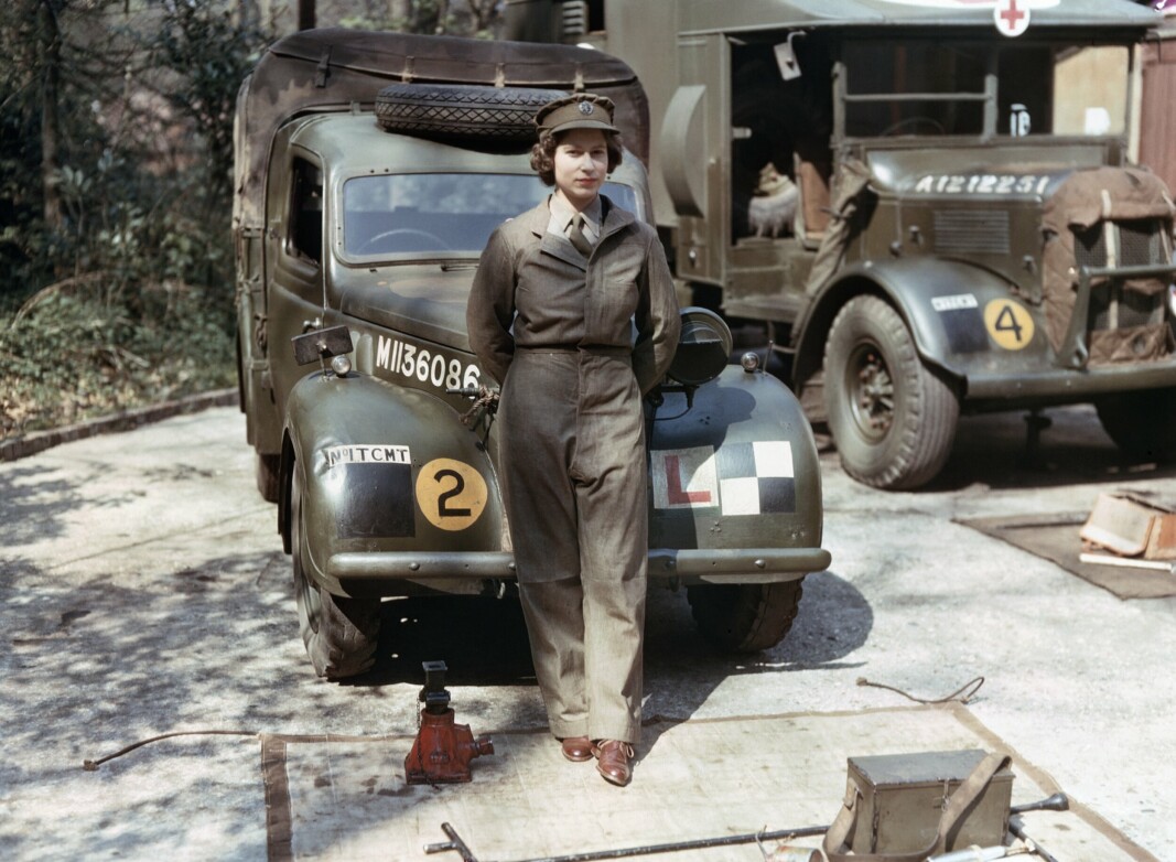 PRINSESSE OG KAPTEIN: Med tjenestenummer 230873 fikk prinsesse Elizabeth opplæring og trening som sjåfør og mekaniker. Hun fikk graden Honorary Junior Commander som tilsvarer kaptein i Hæren.