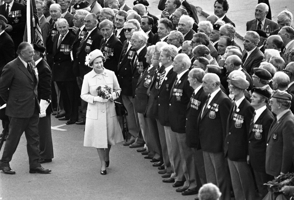 D-DAGSJUBILEUM: 50-årsmarkeringen for D-dagen i Normandie i 1984. Dronning Elizabeth sammen med statsoverhoder og veteraner fra de allierte landene som deltok i historiens største landgangsoperasjon.