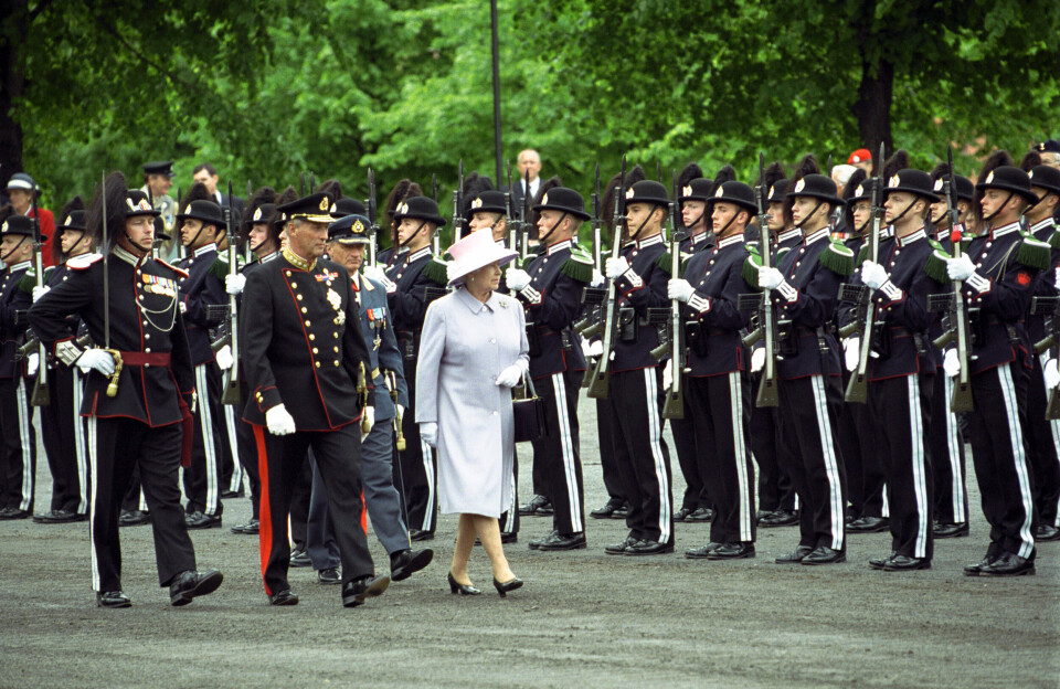 PÅ NORGE-BESØK: Kong Harald og dronning Elizabeth inspiserer Hans Majestet Kongens Garde på Akershus festning under besøket i 2001.