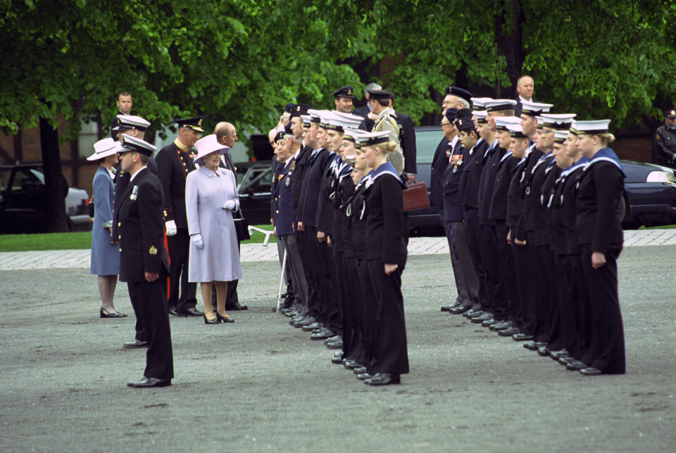 MØTTE VETERANER: Dronning Elizabeth og kong Harald snakker med krigsveteraner under en oppstilling på Akershus festning i 2001.