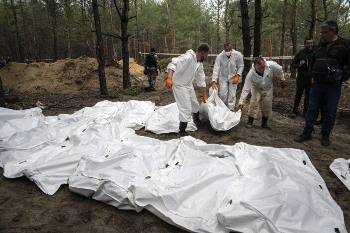 DRAP: Eksperter jobber med massegravene funnet i byen Izium i Ukraina 16. september 2022.