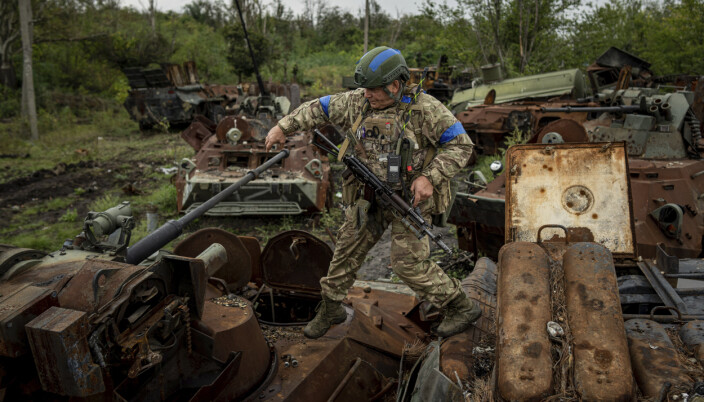 HARDE KAMPER: En ukrainsk soldat inspiserer ødelagt russisk materiell etter offensiven der byen Izium ble gjenerobret fra russiske styrker 15. september 2022. HARDE KAMPER: En ukrainsk soldat inspiserer ødelagt russisk materiell etter offensiven der byen Izium ble gjenerobret fra russiske styrker 15. september 2022.