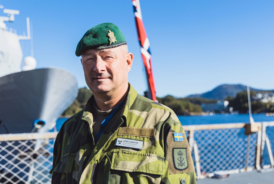 SNART NATO-MEDLEM?: Patrik Gardesten i det svenske sjøforsvaret møtte opp på Haakonsvern i Bergen sammen med flere i sin stab. Nå skal svenskene og finnene lære av Norge og Danmark.