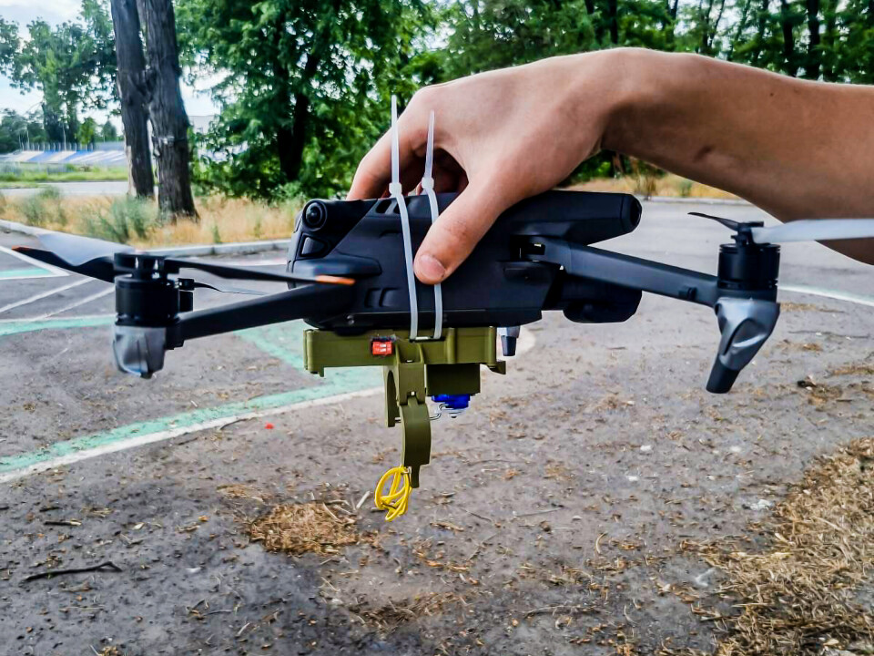 MODIFISERT: En drone modifisert av belarusiske soldater i Ukraina. Soldatene fester granater til sivile droner, og sender dem inn mot frontlinjen.