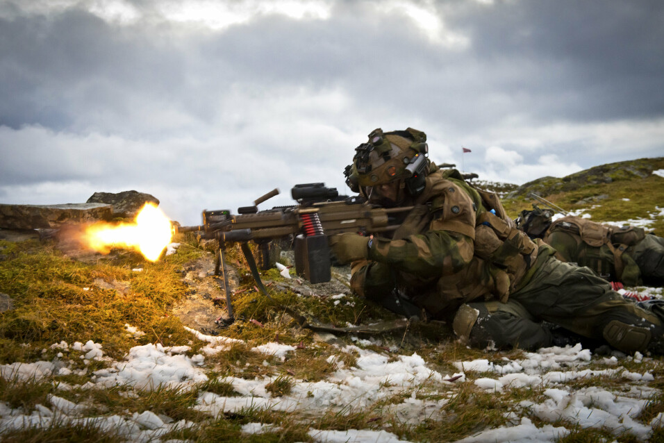 BESTÅR: En soldat avfyrer Minimi Mk2 under en øvelse med Forsvaret. Modellen med kaliber 5,56 vil fortsette som lagsvåpen i Forsvaret.