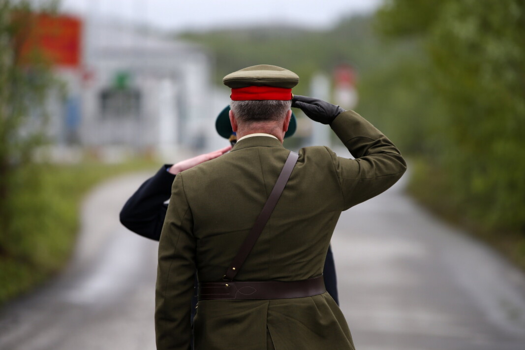 NORSK-RUSSISK GRENSE: Møte på Storskog Boris - Gleb i 2013. Den russiske grensekommisæren Vitalij V. Mikhajlov og den norske grensekommisæren Ivar Magne Saxerud hilser på hverandre. NORSK-RUSSISK GRENSE: Møte på Storskog Boris - Gleb i 2013. Den russiske grensekommisæren Vitalij V. Mikhajlov og den norske grensekommisæren Ivar Magne Saxerud hilser på hverandre.