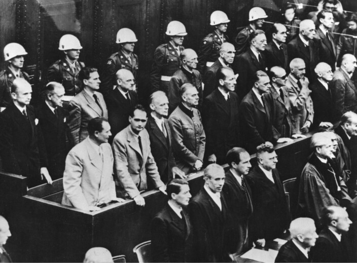 KRIGSFORBRYTERE: I kjølvannet av 2. verdenskrigen foregikk «Nürnberg-prosessen» med tiltale mot de gjenlevende av de verste tyske krigsforbryterne med. Fra venstre i hovedrekken Herman Gøring (i lys jakke), Rudolf Hess, Joachim von Ribbentrop, Wilhelm Keitel, Ernst Kaltenbrunner og Alfred Rosenberg. Bildet er tatt den dagen dommen falt