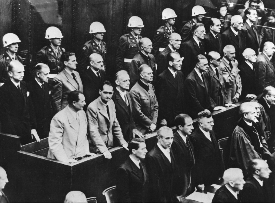 KRIGSFORBRYTERE: I kjølvannet av 2. verdenskrigen foregikk «Nürnberg-prosessen» med tiltale mot de gjenlevende av de verste tyske krigsforbryterne med. Fra venstre i hovedrekken Herman Gøring (i lys jakke), Rudolf Hess, Joachim von Ribbentrop, Wilhelm Keitel, Ernst Kaltenbrunner og Alfred Rosenberg. Bildet er tatt den dagen dommen falt