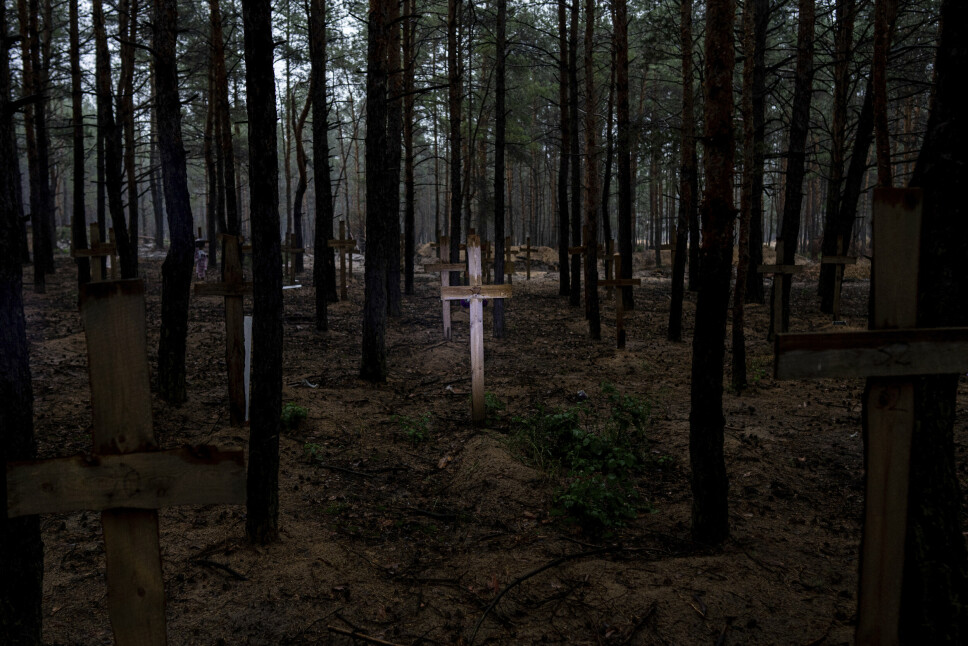 DRAP: Gravene til ukjente sivile ukrainere fyller et lite skogområde etter funnet av massegraver i den gjenerobrede byen Izium som har vært okkupert av russiske styrker.