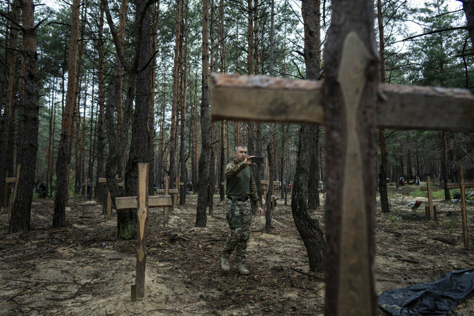 UIDENTIFISERT: Folkerettseksperter sier de siste avsløringene fra Ukraina kan være russiske krigsforbrytelser og at det kan se ut som systematiske, villede handlinger. Her uidentifiserte graver i den gjenerobrede byen Izium.
