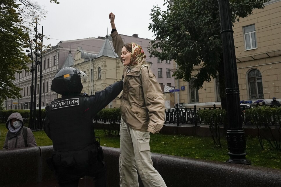 DEMONSTRASJONER: En demonstrant pågripes i Moskva lørdag. Individuelle protester er tillatt i Russland, men også de som prøvde seg på dette, ble lørdag pågrepet.