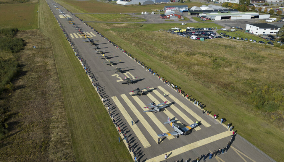 KJELLER FLYPLASS: Anslagsvis 2000 støttespillere slo ring om Norges eldste flyplass under en markering på Kjeller flyplass ved Lillestrøm, søndag 25. september.