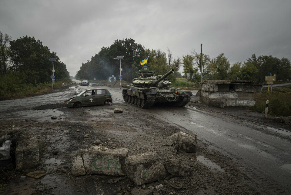 UKRAINA: En ukrainsk stridsvogn kjører forbi et tidligere russisk kontrollpunkt i Izium, Ukraina. Byen ble gjenerobret av ukrainerne i september.