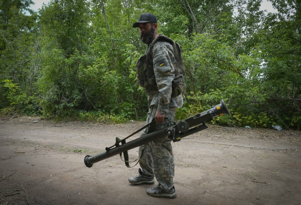 STINGER: Ein ukrainsk soldat med Stinger levert frå USA i Donetsk-regionen 18. juni 2022.