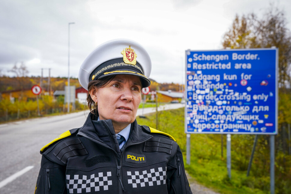 GRENSA: Politimester Ellen Katrine Hætta i Finnmark politidistrikt ved grensa mellom Russland og Norge.